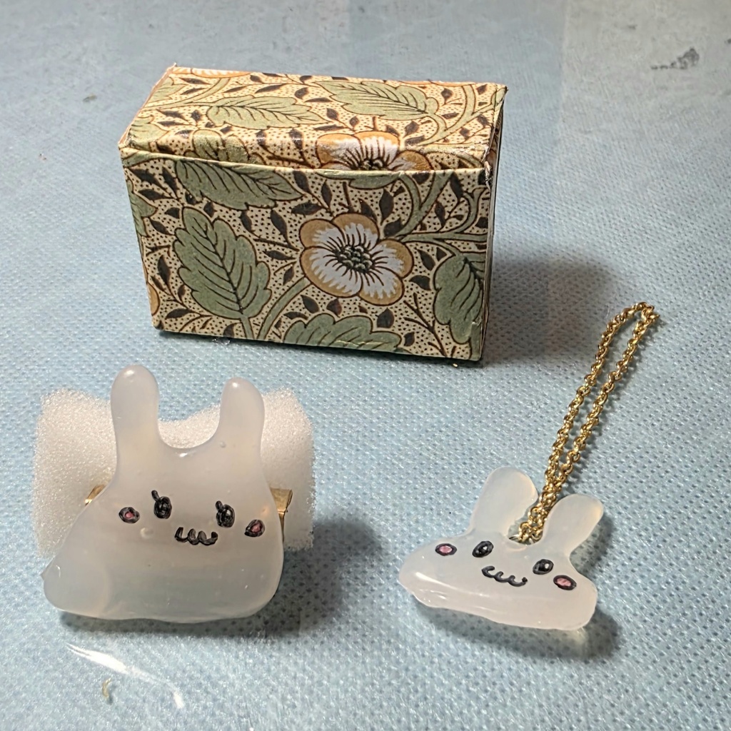 うさぎのブローチとキーホルダー1づつ