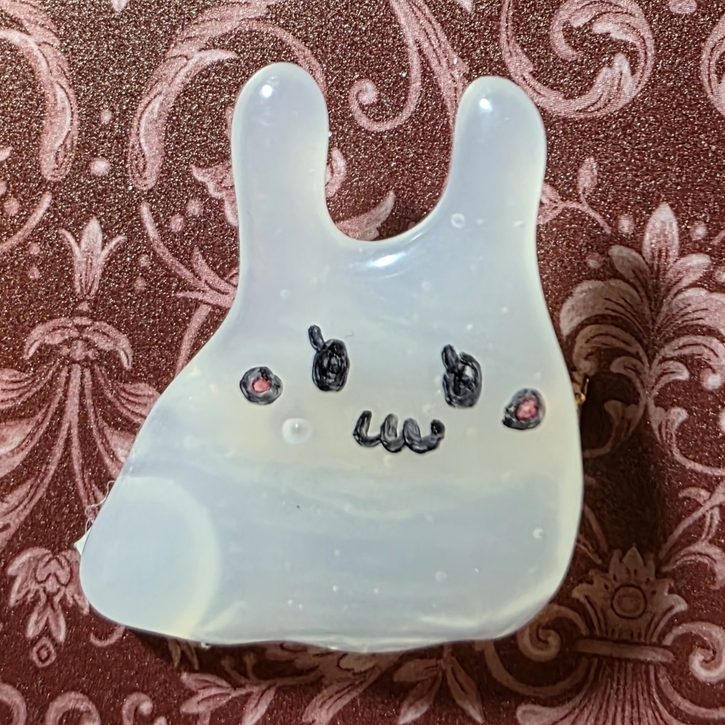 うさぎのブローチとキーホルダー1づつ