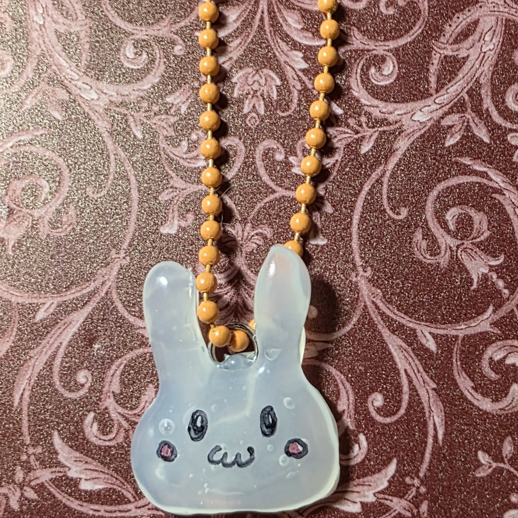 うさぎのブローチとキーホルダー1づつ