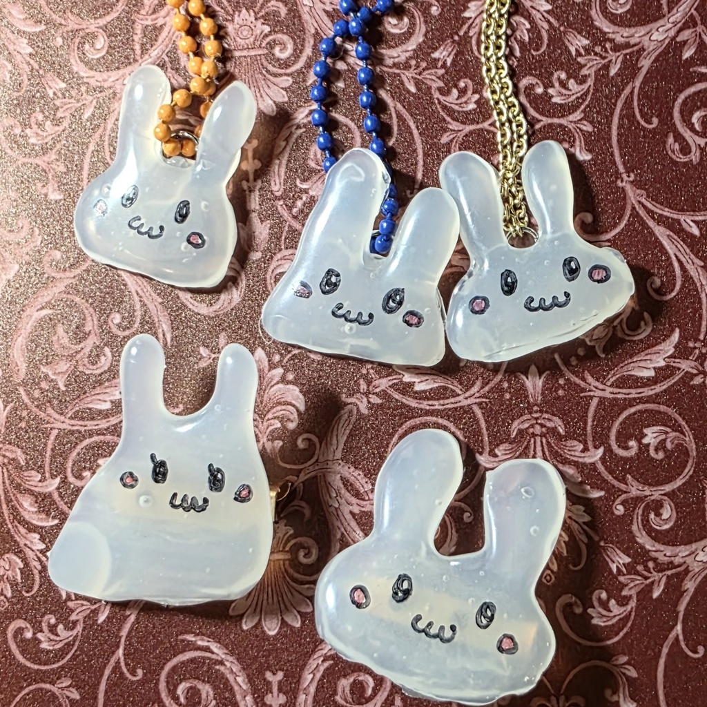 うさぎのブローチとキーホルダー１づつ