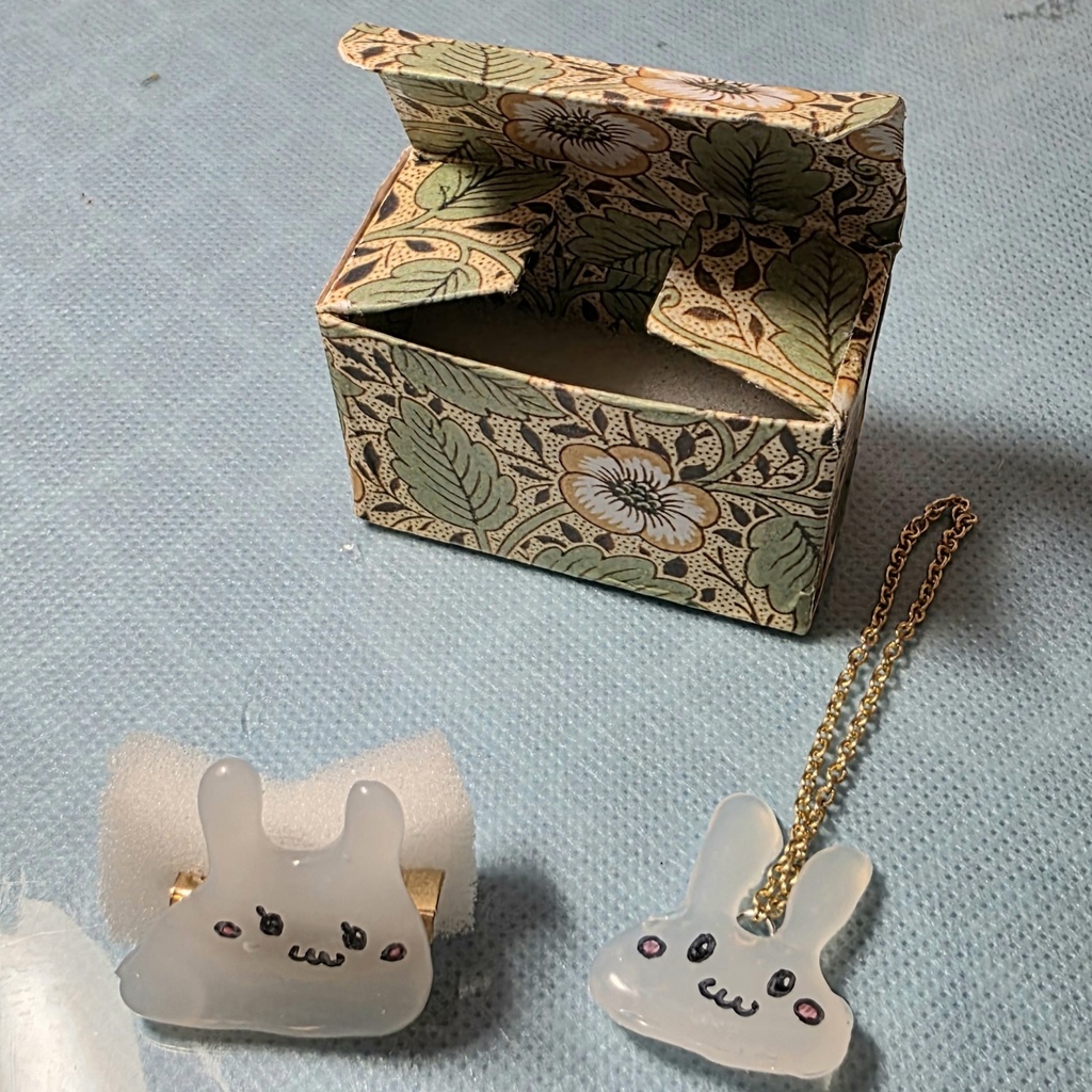 うさぎのブローチとキーホルダー1づつ