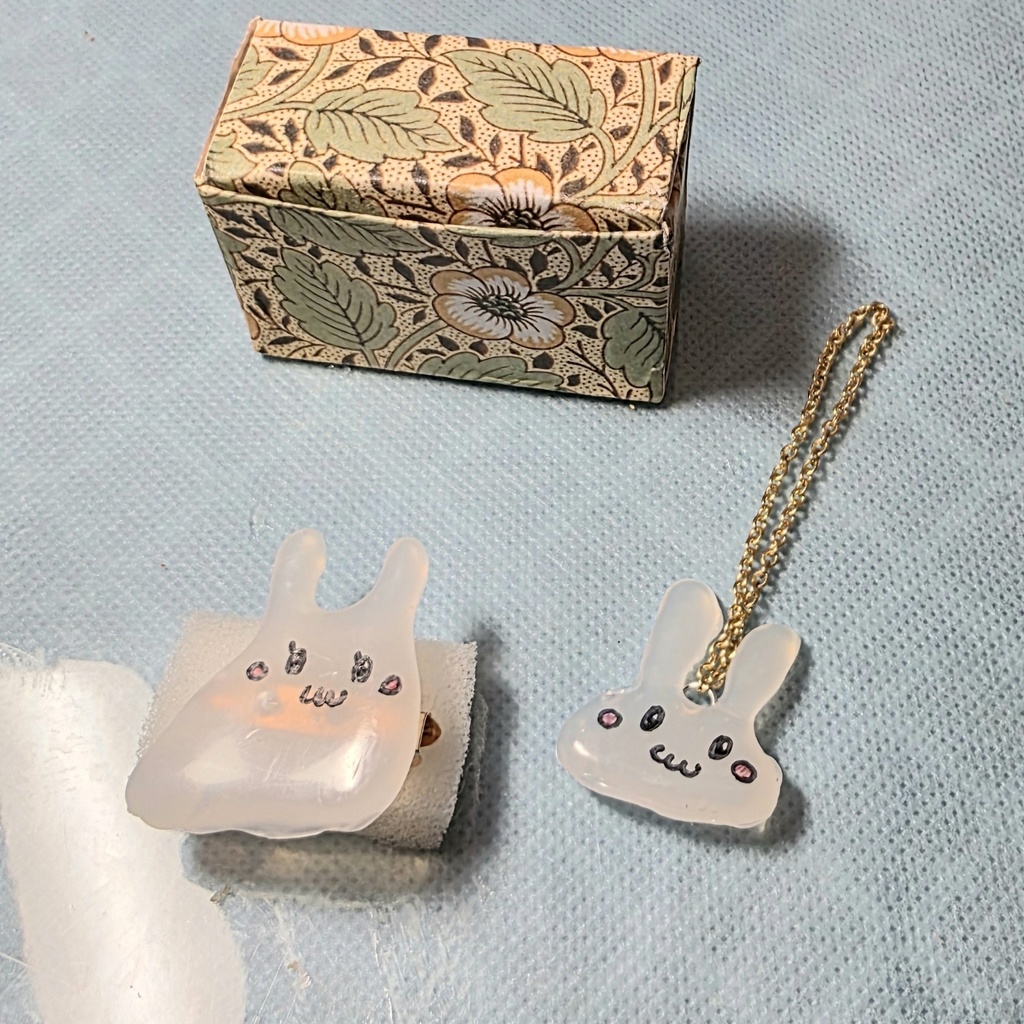 うさぎのブローチとキーホルダー1づつ