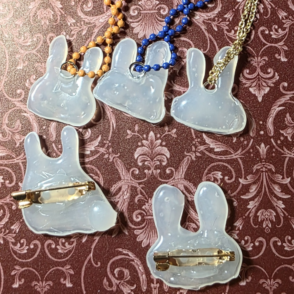 うさぎのブローチとキーホルダー1づつ