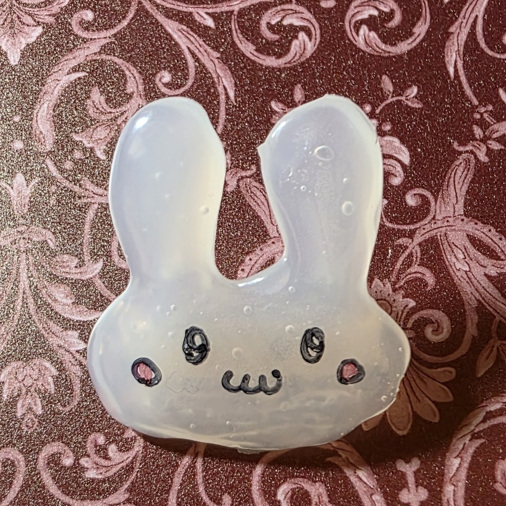 うさぎのブローチとキーホルダー1づつ