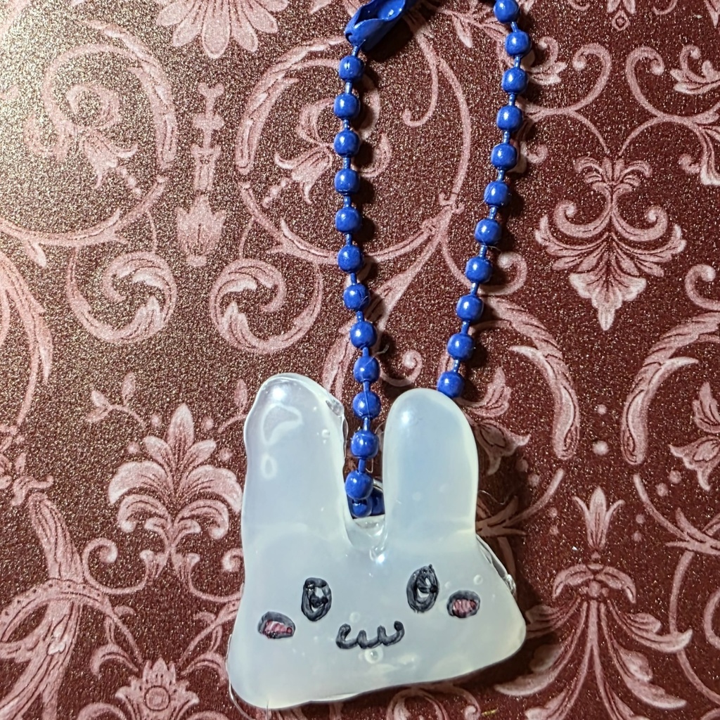 うさぎのブローチとキーホルダー1づつ