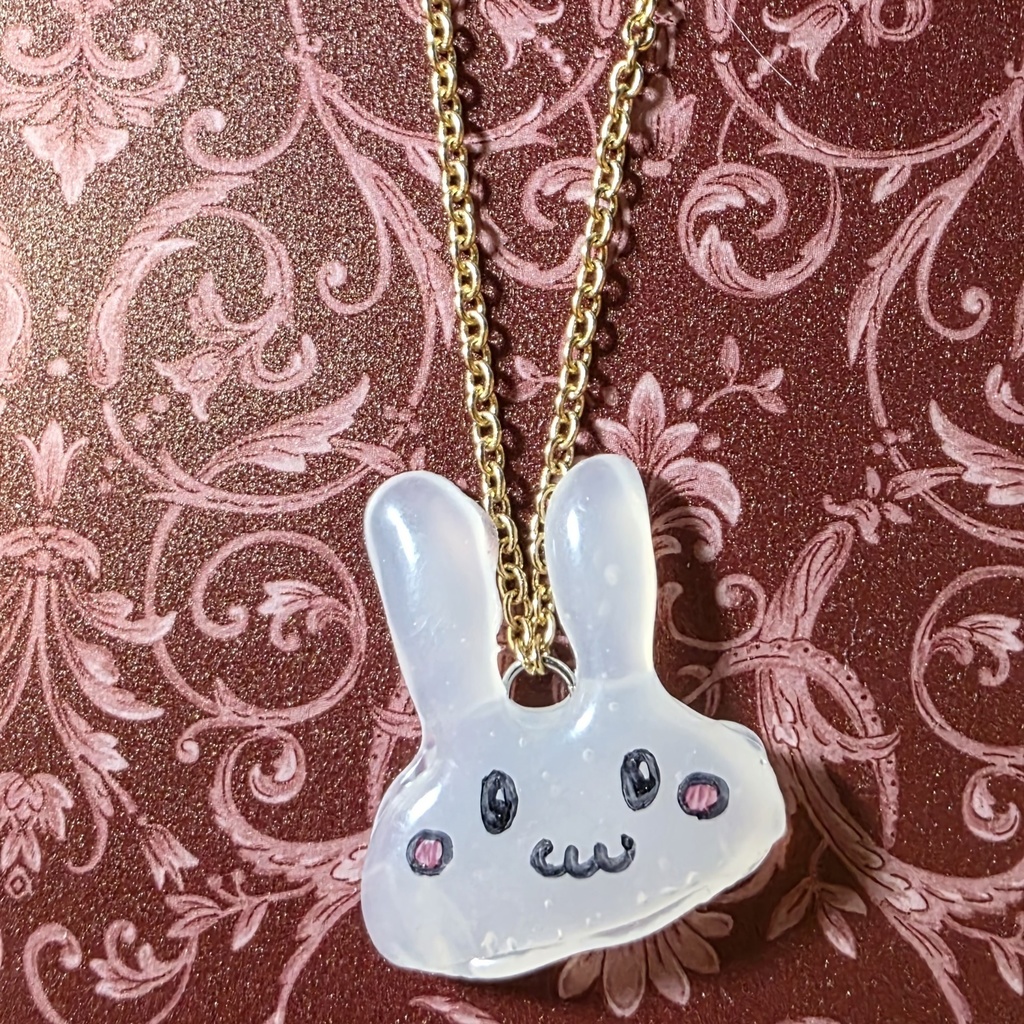 うさぎのブローチとキーホルダー1づつ