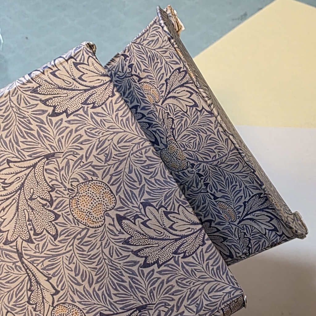 デザインペーパーの箱(中)