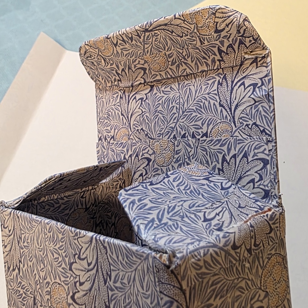 デザインペーパーの箱(中)