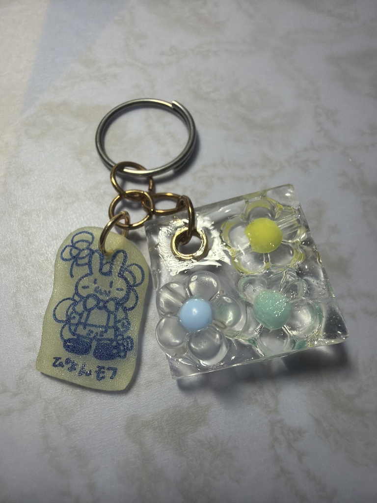 光るぴょんモフとお花のキーホルダー