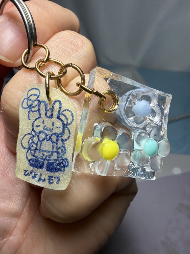 光るぴょんモフとお花のキーホルダー