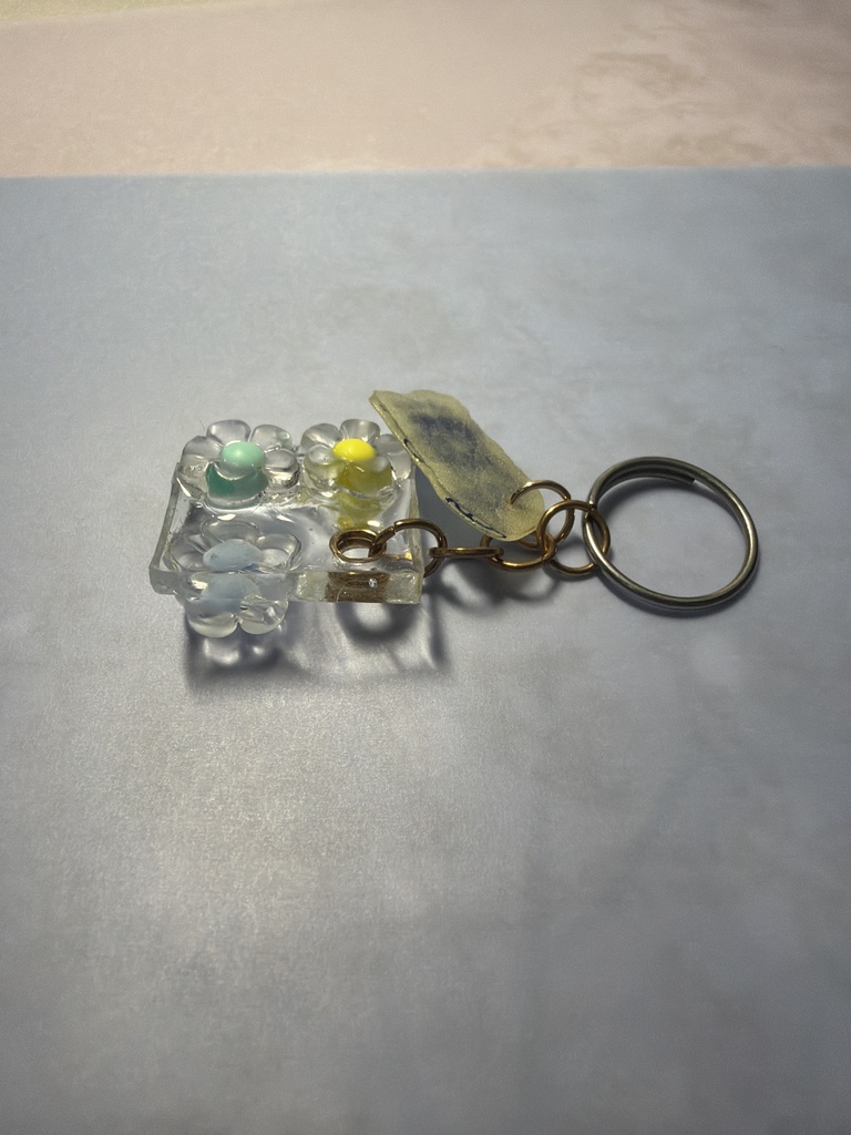 光るぴょんモフとお花のキーホルダー