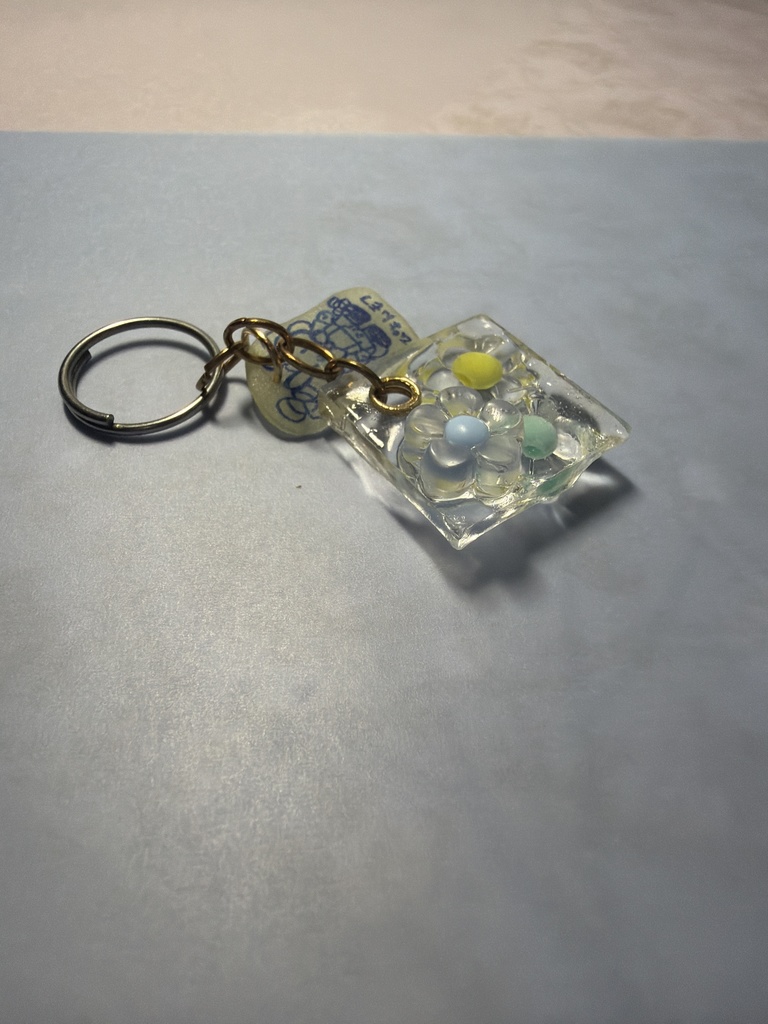 光るぴょんモフとお花のキーホルダー