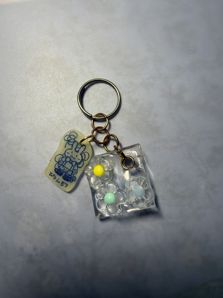 光るぴょんモフとお花のキーホルダー