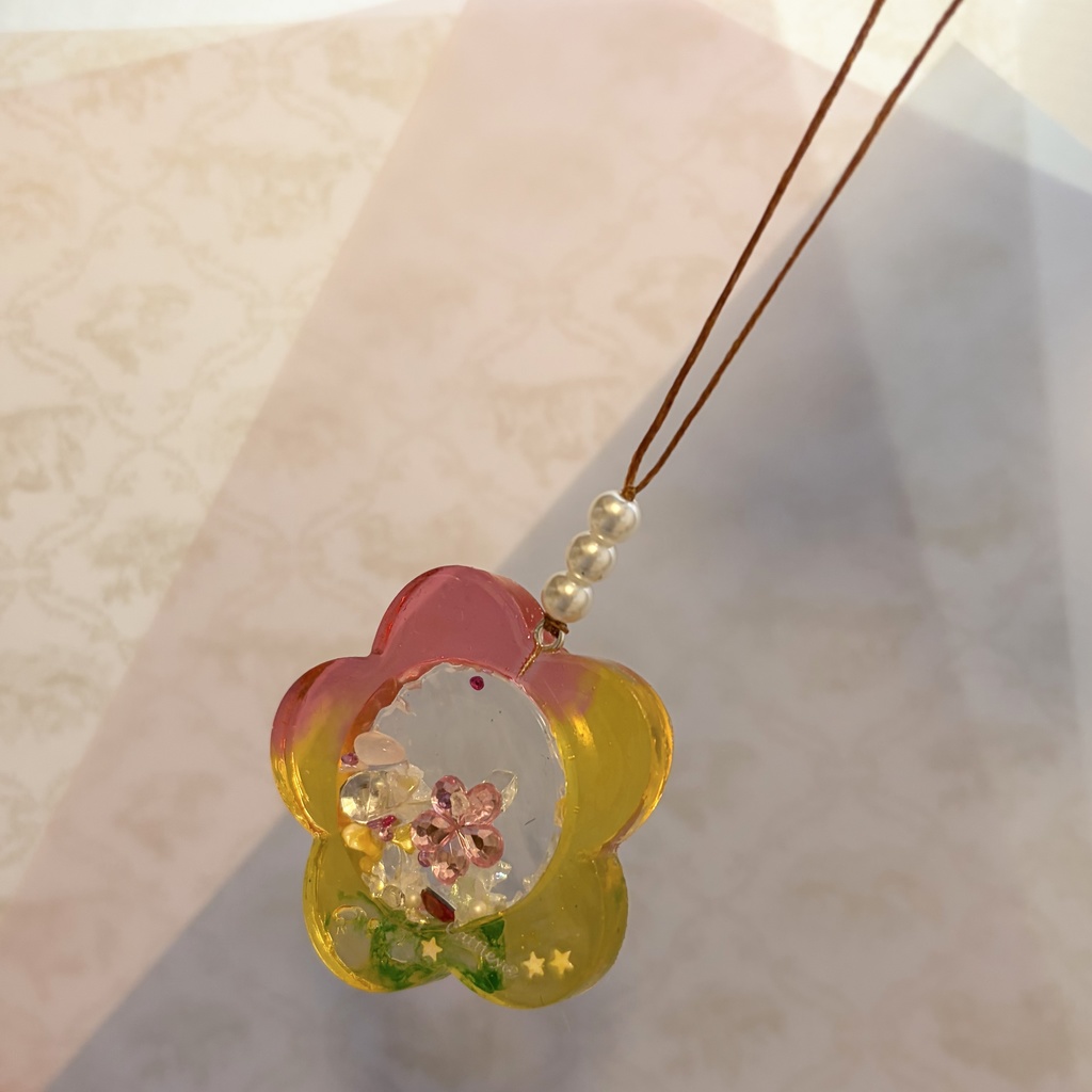 お花のシャカシャカストラップ