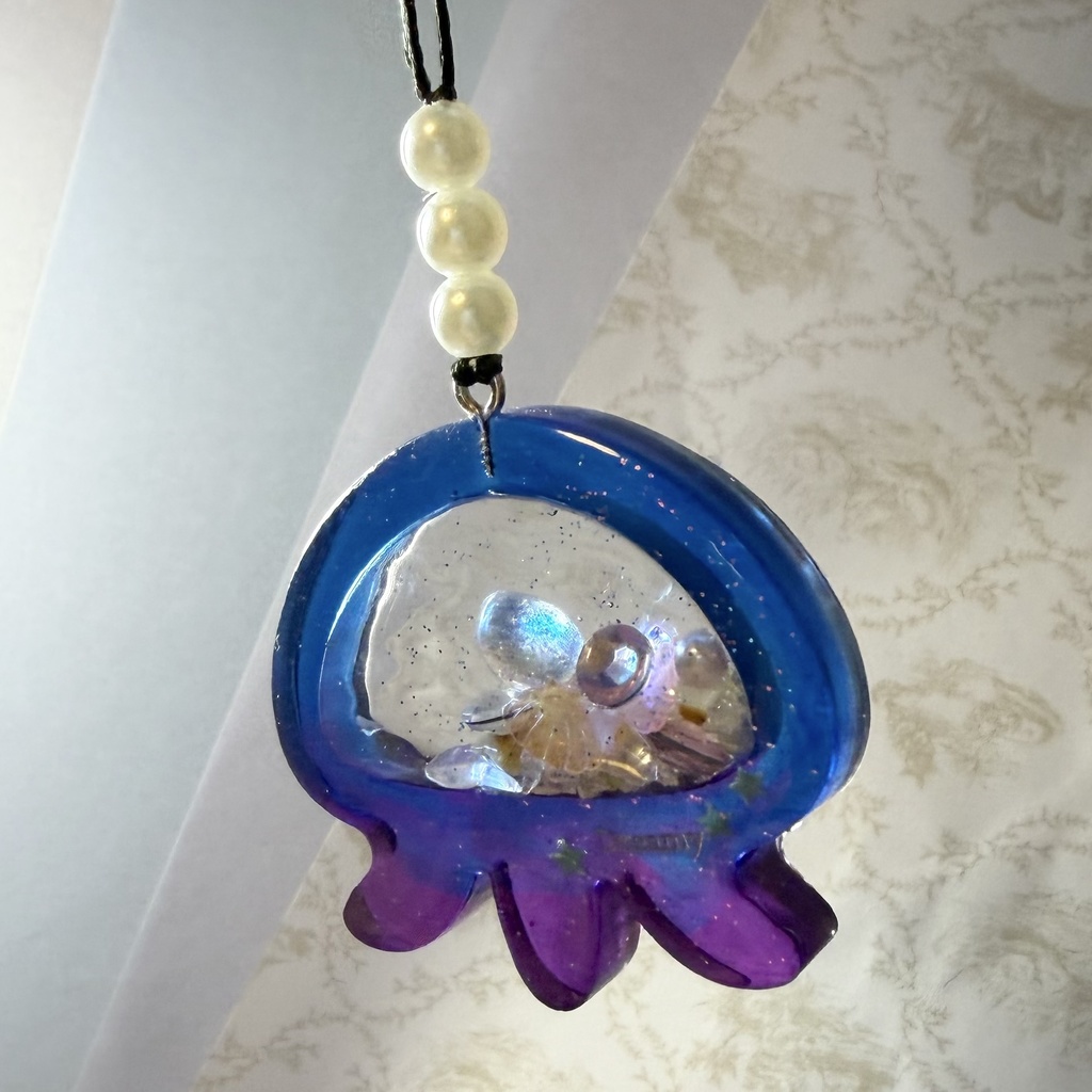 クラゲのシャカシャカストラップ青