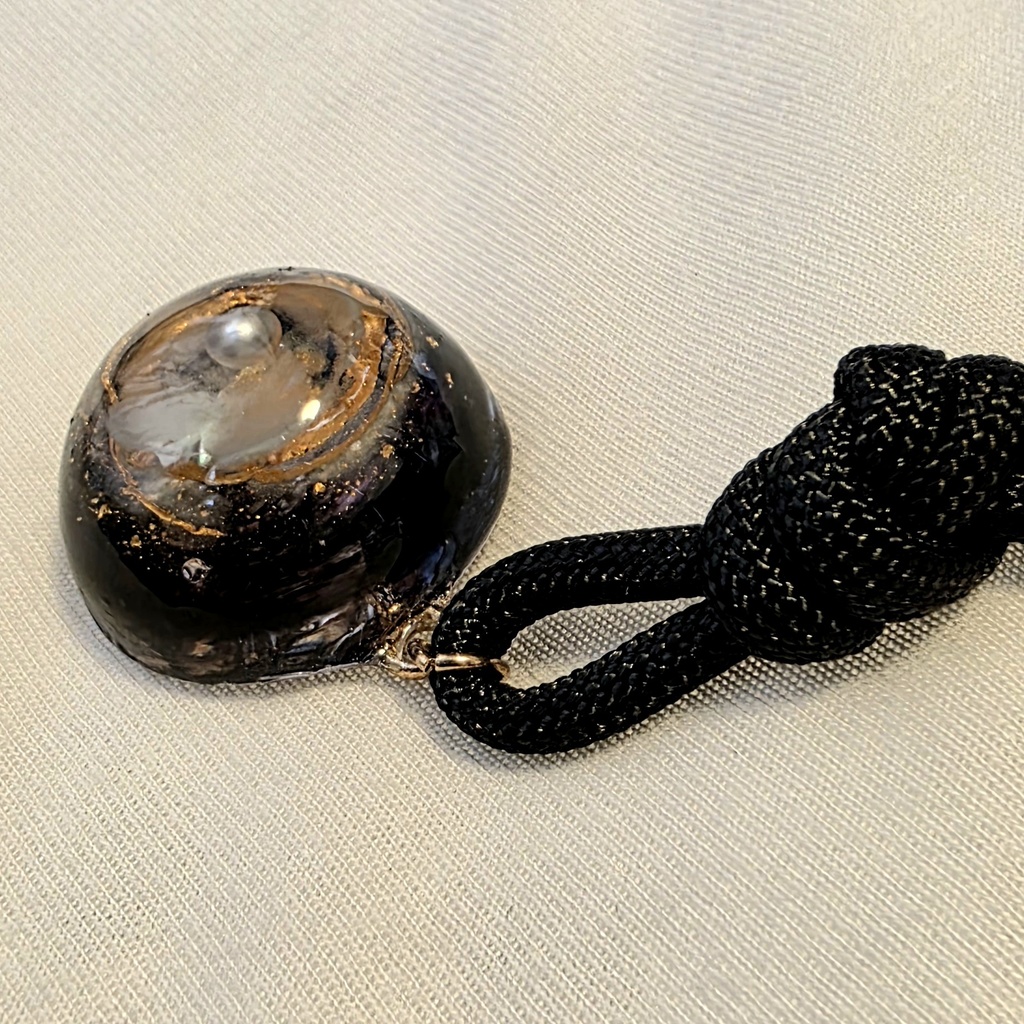 蓄光入り宇宙半球体紐のネックレス