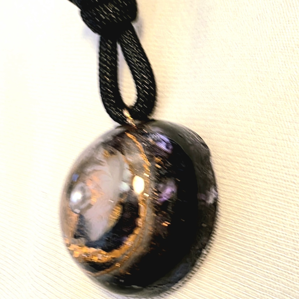 蓄光入り宇宙半球体紐のネックレス