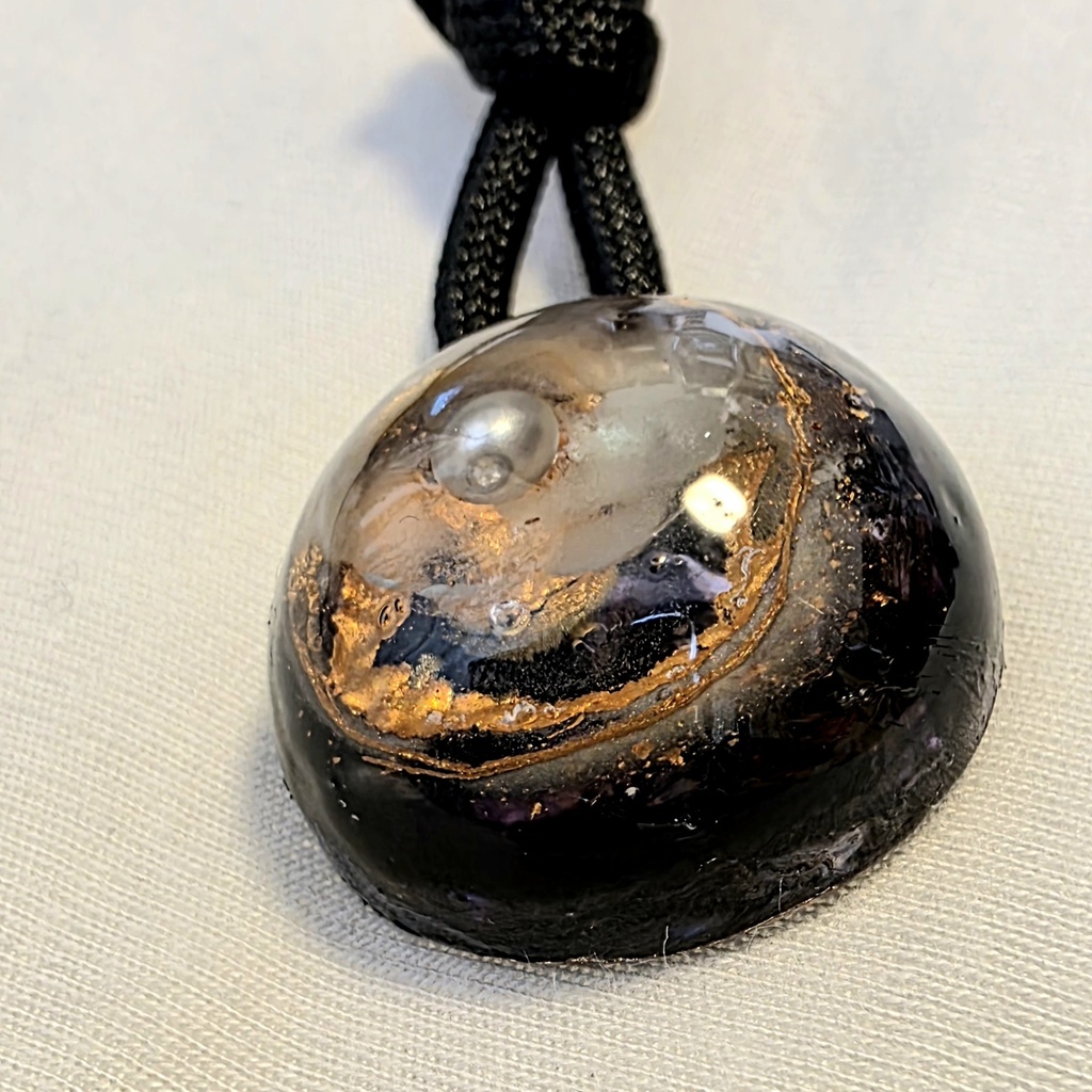 蓄光入り宇宙半球体紐のネックレス