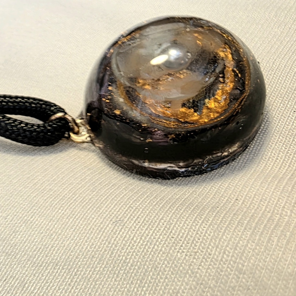 蓄光入り宇宙半球体紐のネックレス