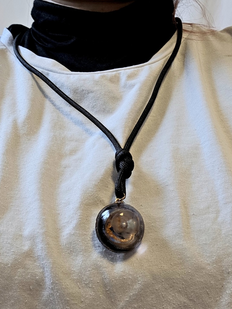 蓄光入り宇宙半球体紐のネックレス