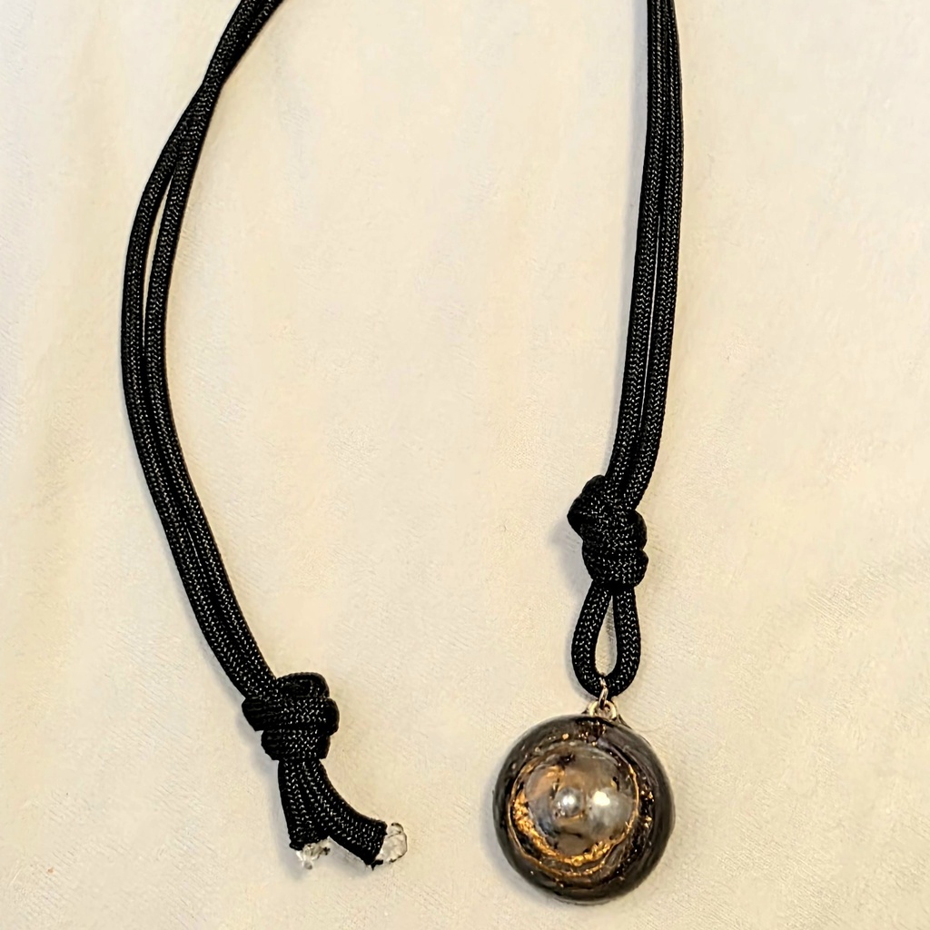 蓄光入り宇宙半球体紐のネックレス