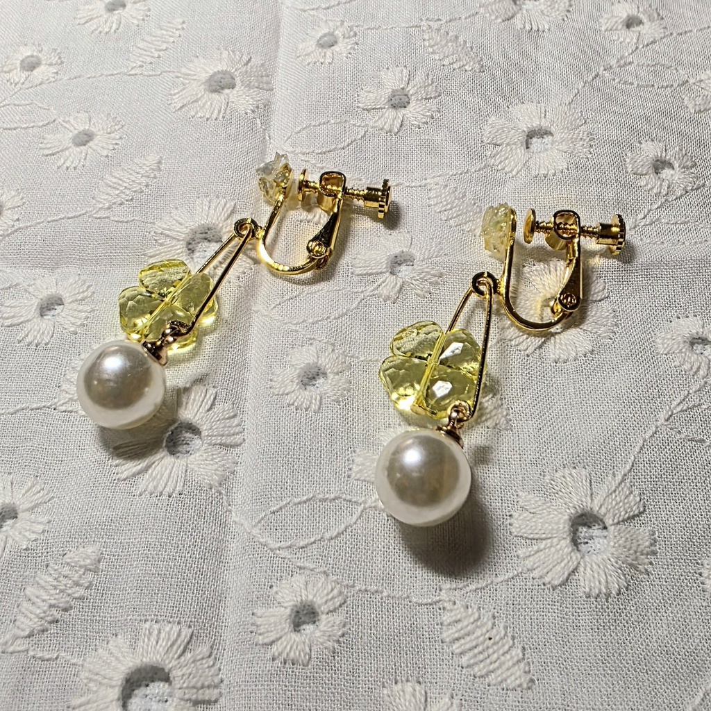 クローバーとパールの、ゆらゆらイヤリング