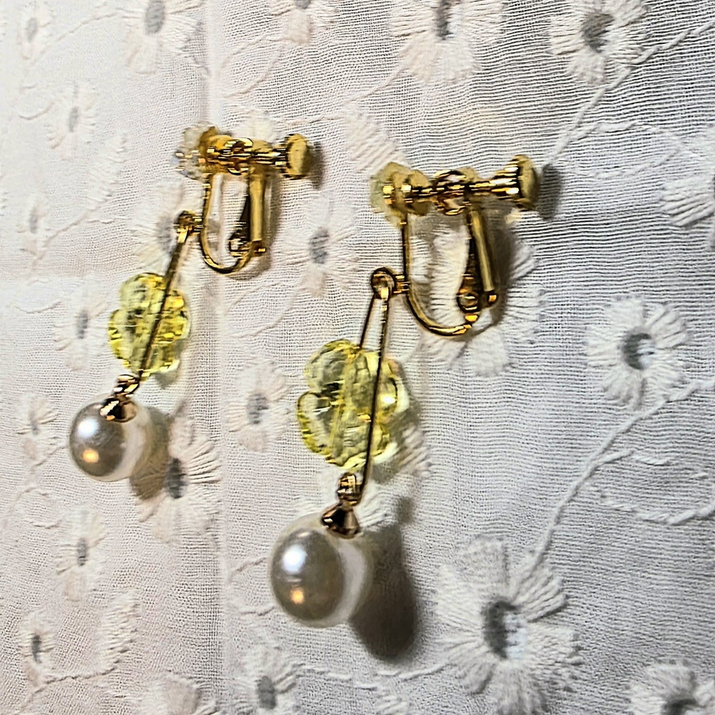 クローバーとパールの、ゆらゆらイヤリング