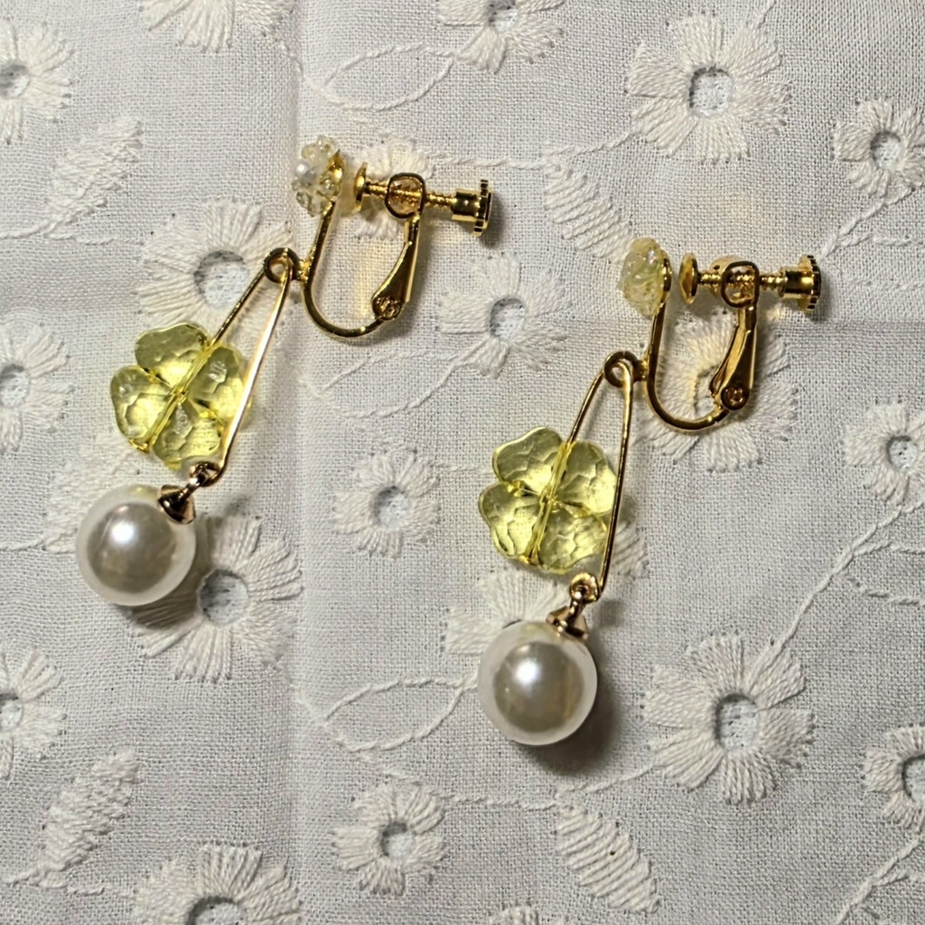 クローバーとパールの、ゆらゆらイヤリング