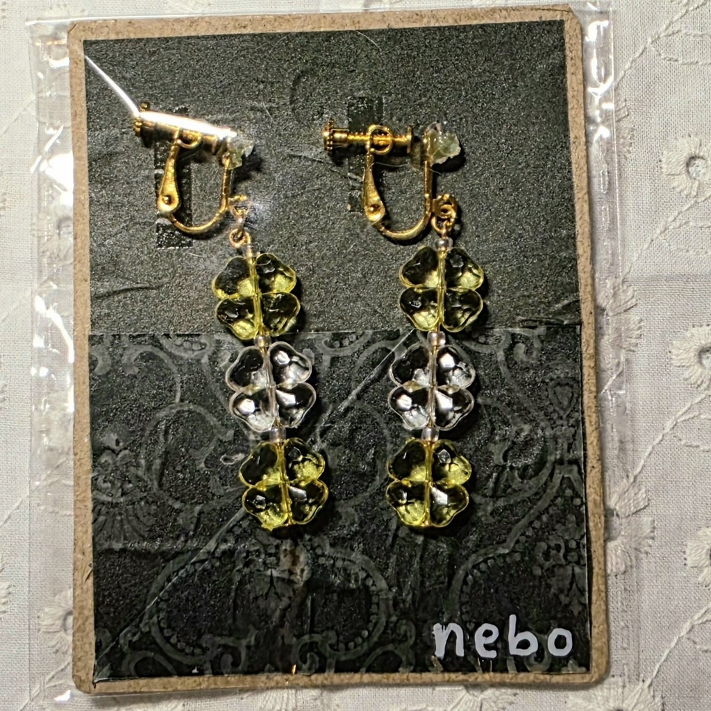 ゆらゆら揺れるクローバーのイヤリング