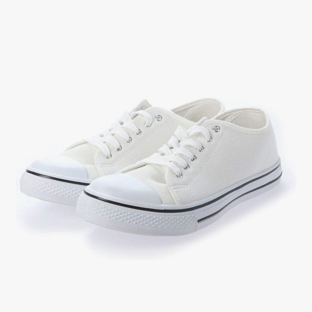 白いスニーカーにぴょんモフ