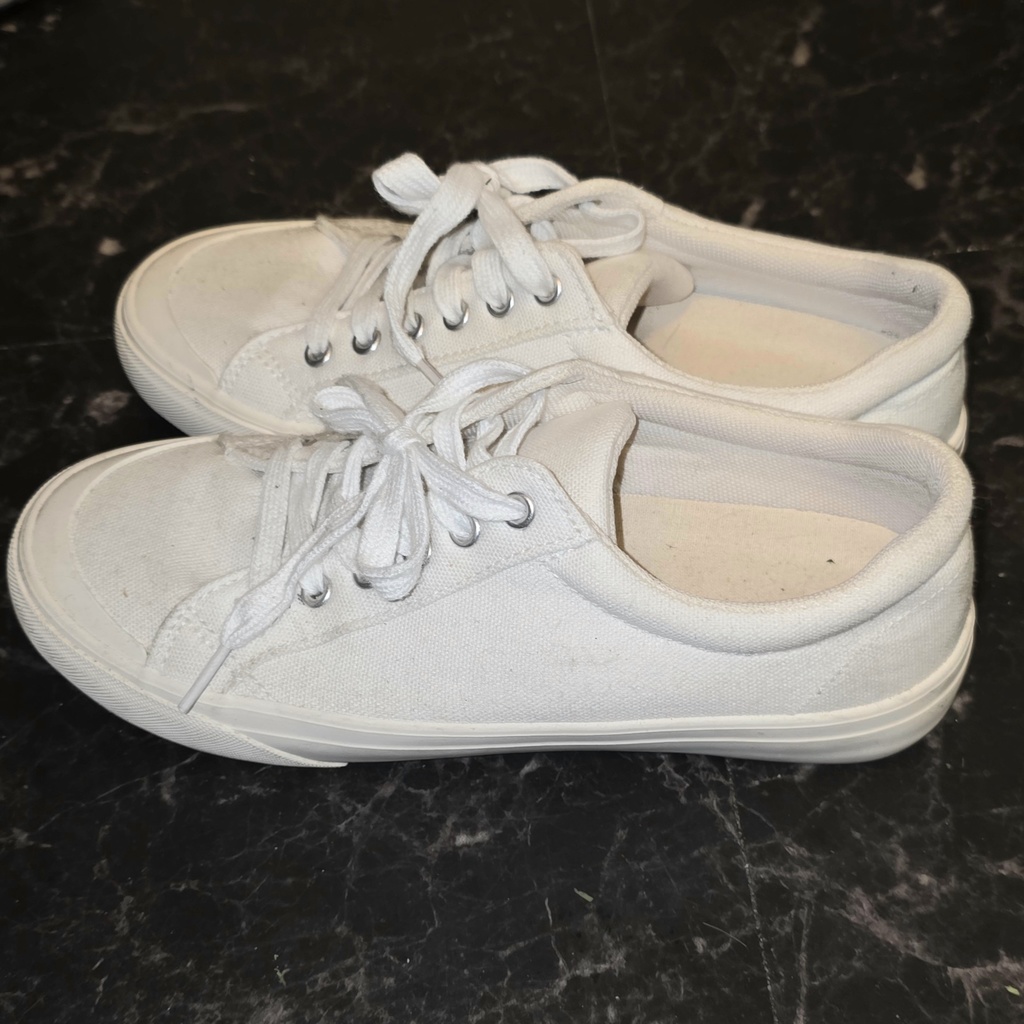 白いスニーカーにぴょんモフ