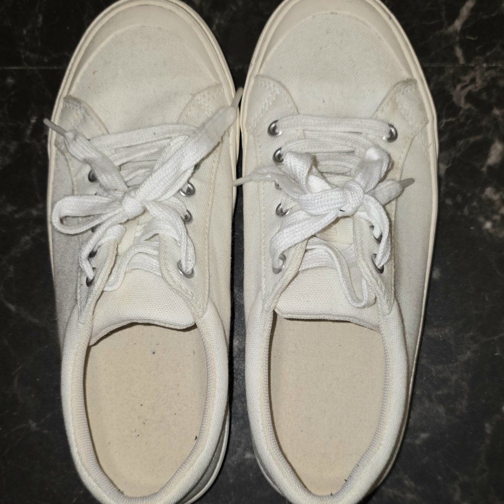 白いスニーカーにぴょんモフ