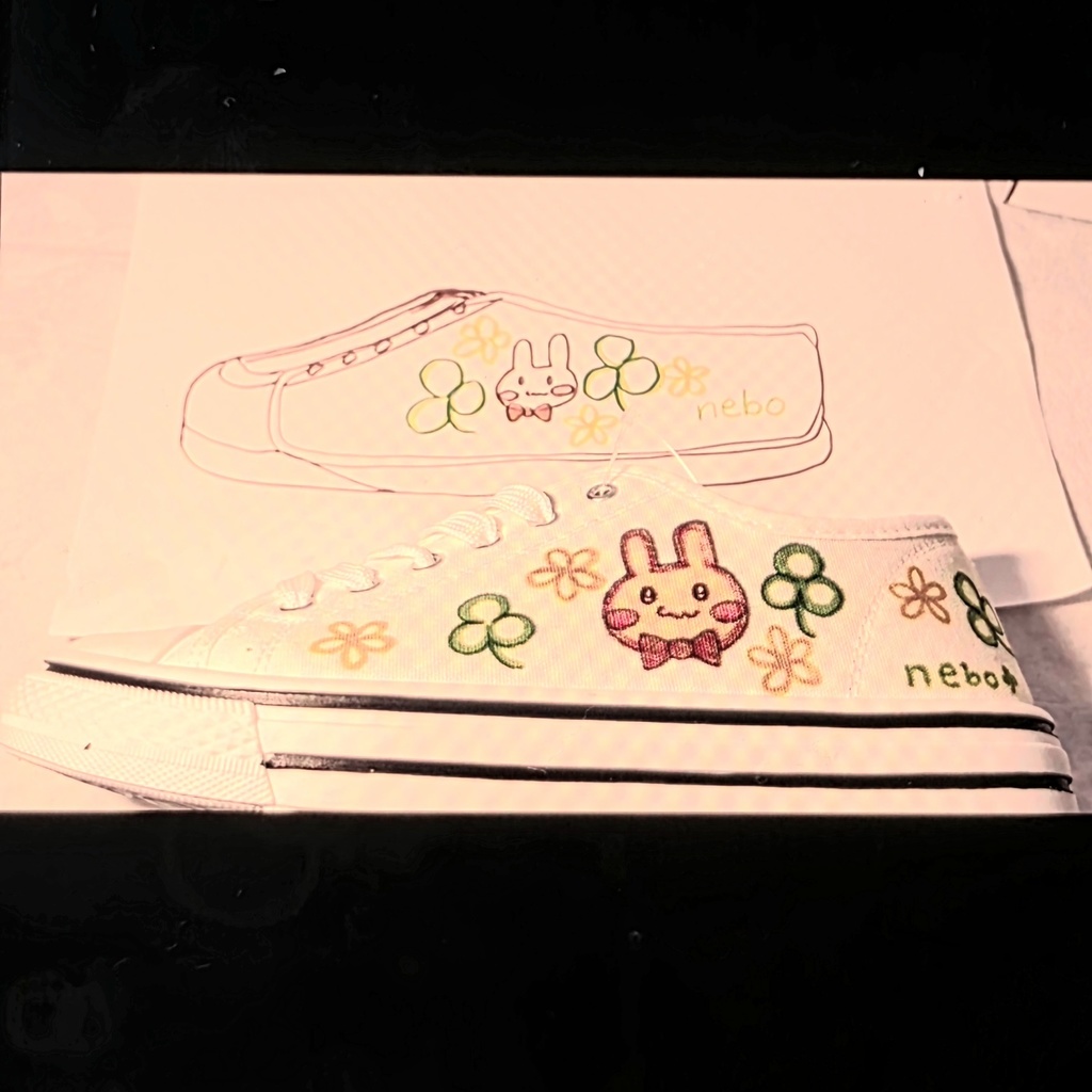 白いスニーカーにぴょんモフ