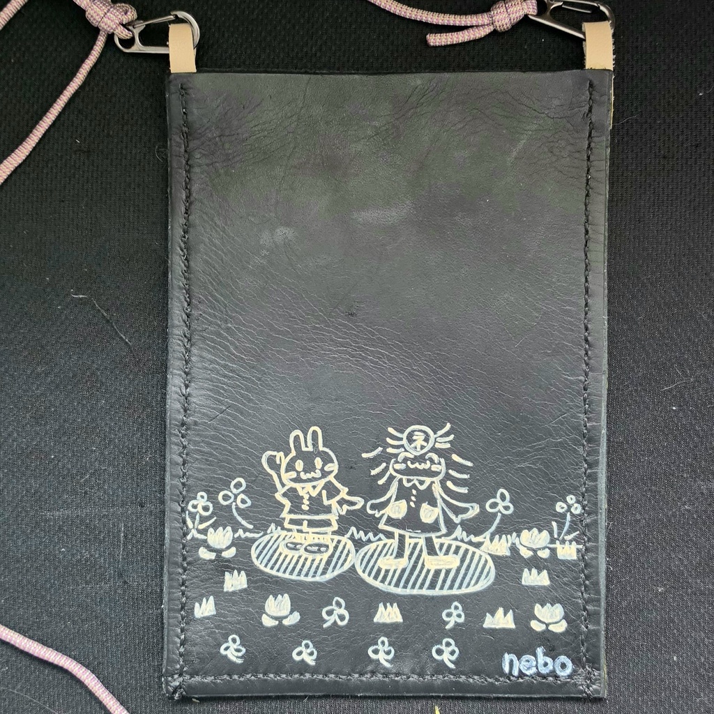 スマホが入る革のポシェット（黒）