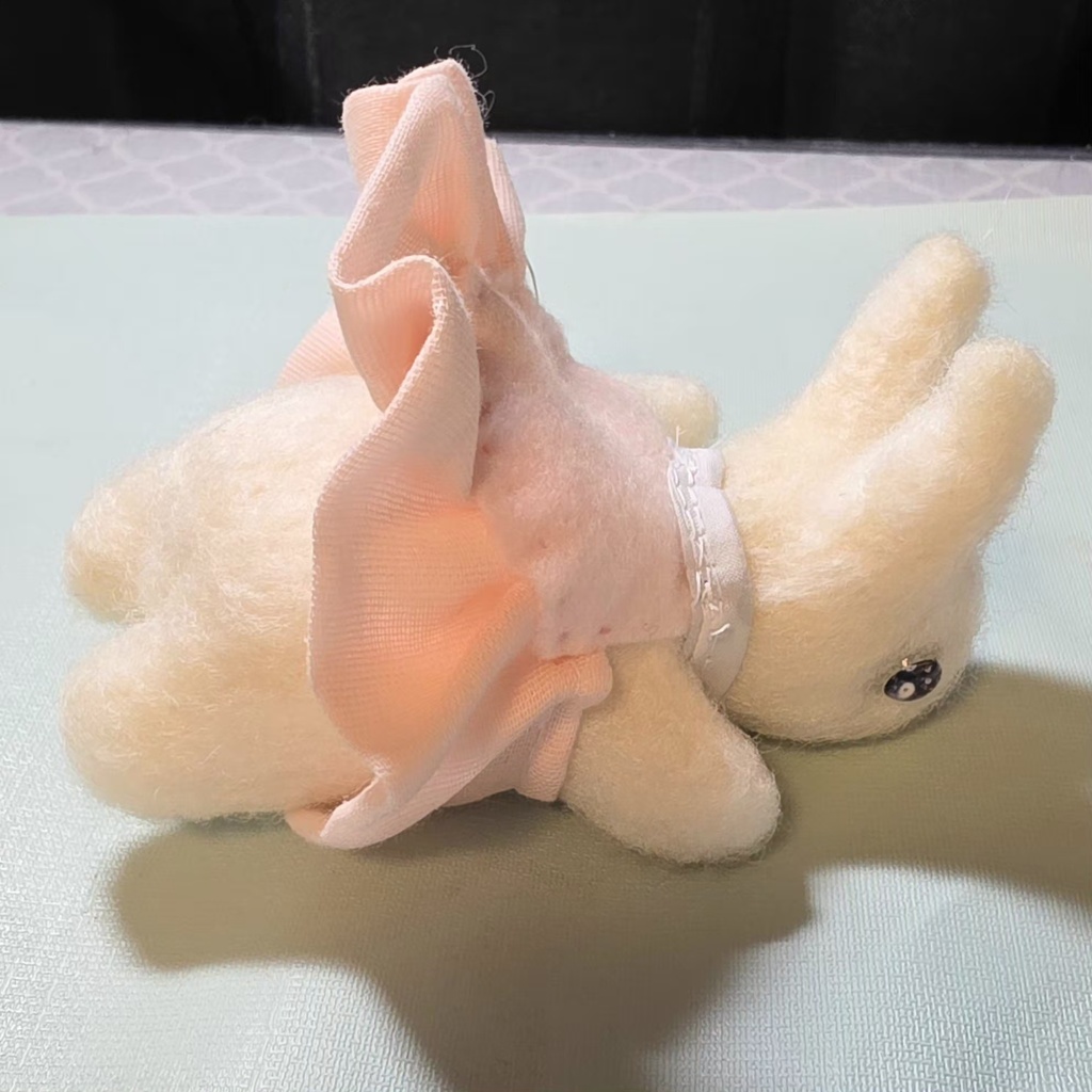 フェルト生地のうさぎのお人形さん