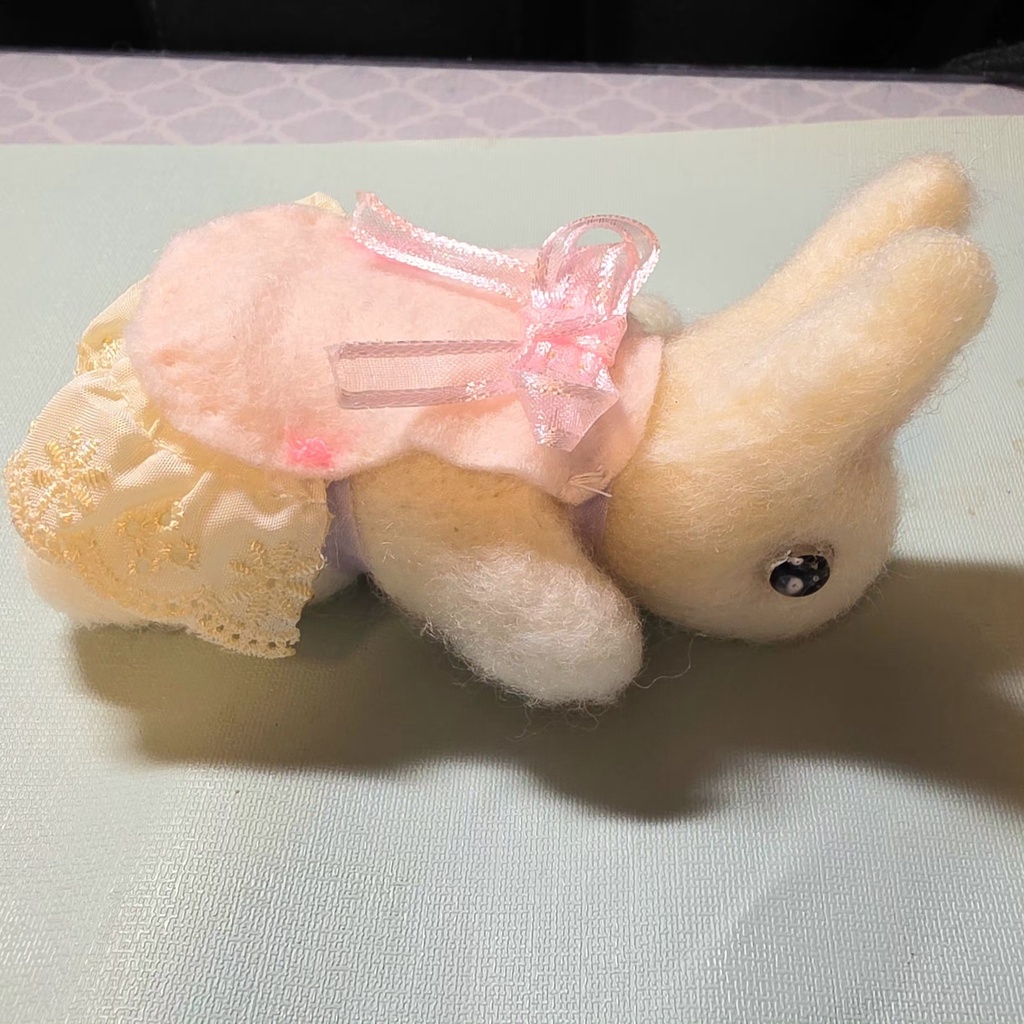 フェルト生地のうさぎのお人形さん
