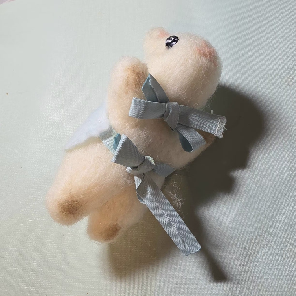 フェルト生地のうさぎのお人形さん