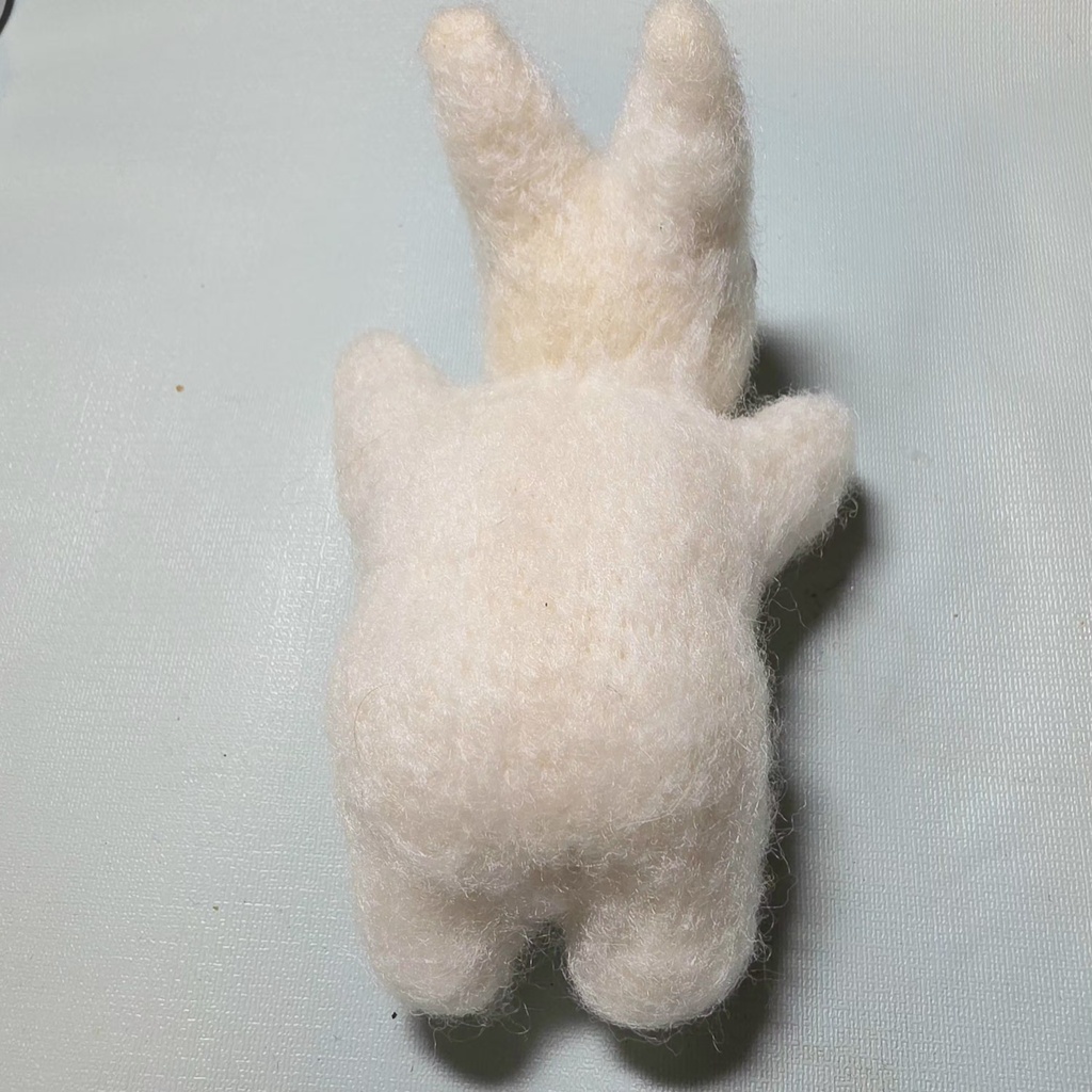 フェルト生地のうさぎのお人形さん