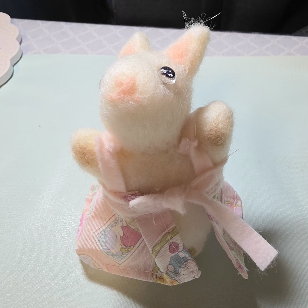フェルト生地のうさぎのお人形さん