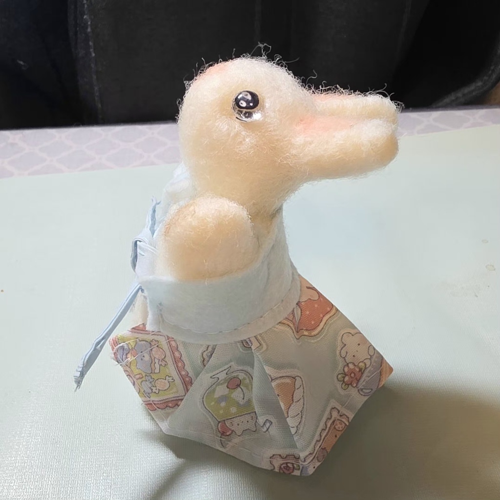 フェルト生地のうさぎのお人形さん