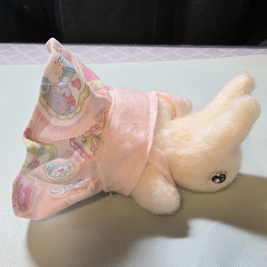フェルト生地のうさぎのお人形さん