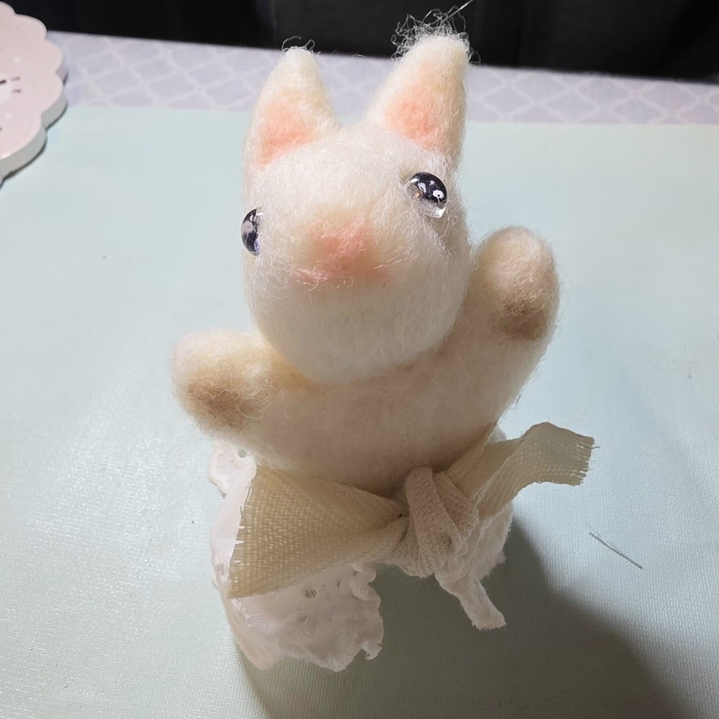 フェルト生地のうさぎのお人形さん