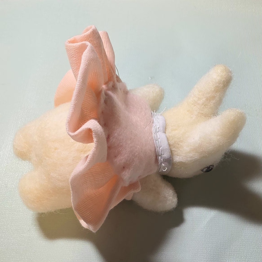 フェルト生地のうさぎのお人形さん