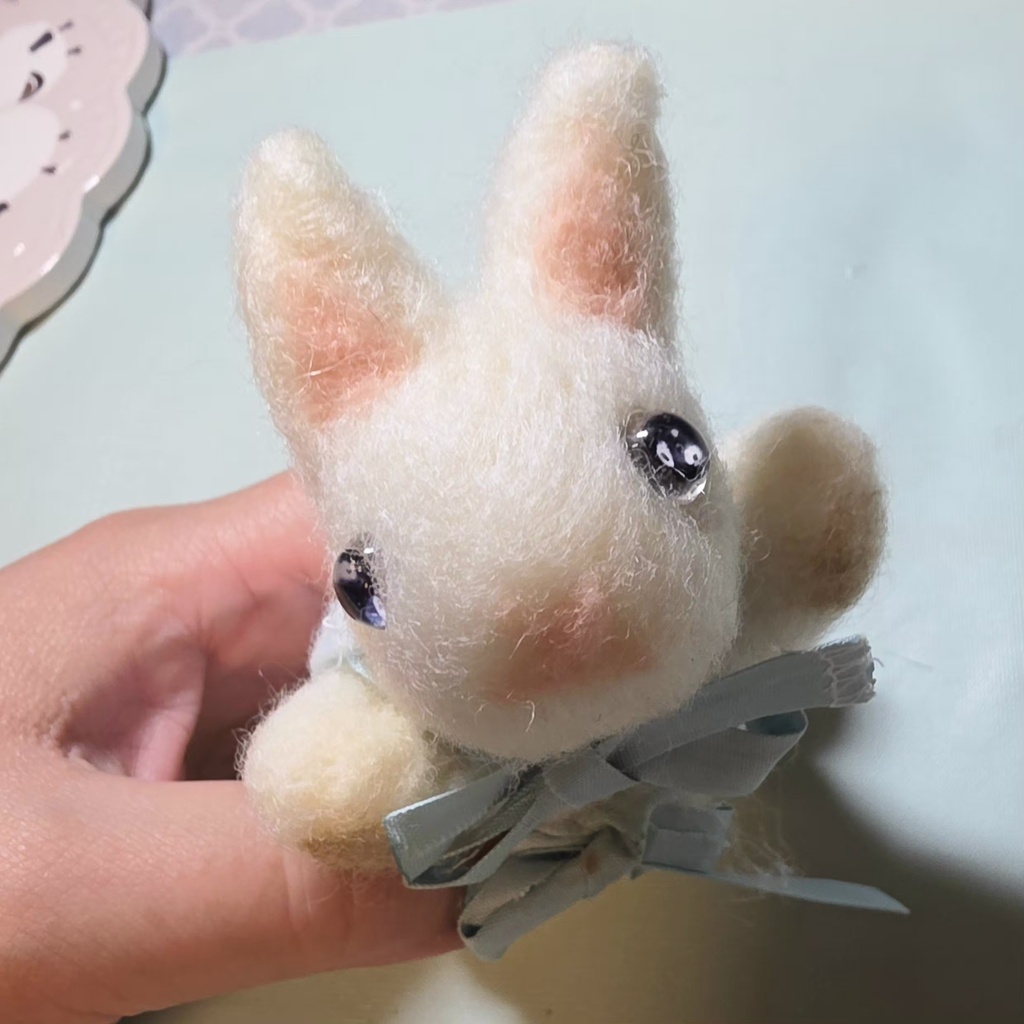 フェルト生地のうさぎのお人形さん