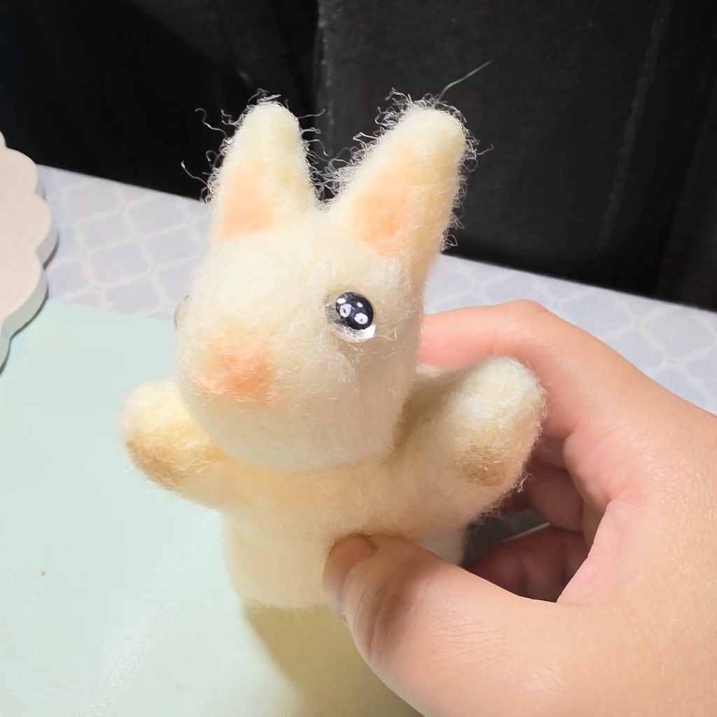 フェルト生地のうさぎのお人形さん