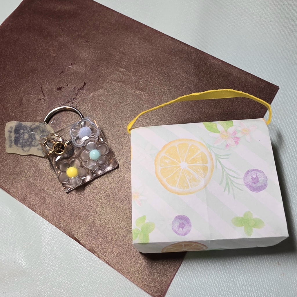 光るぴょんモフのお花のキーホルダー