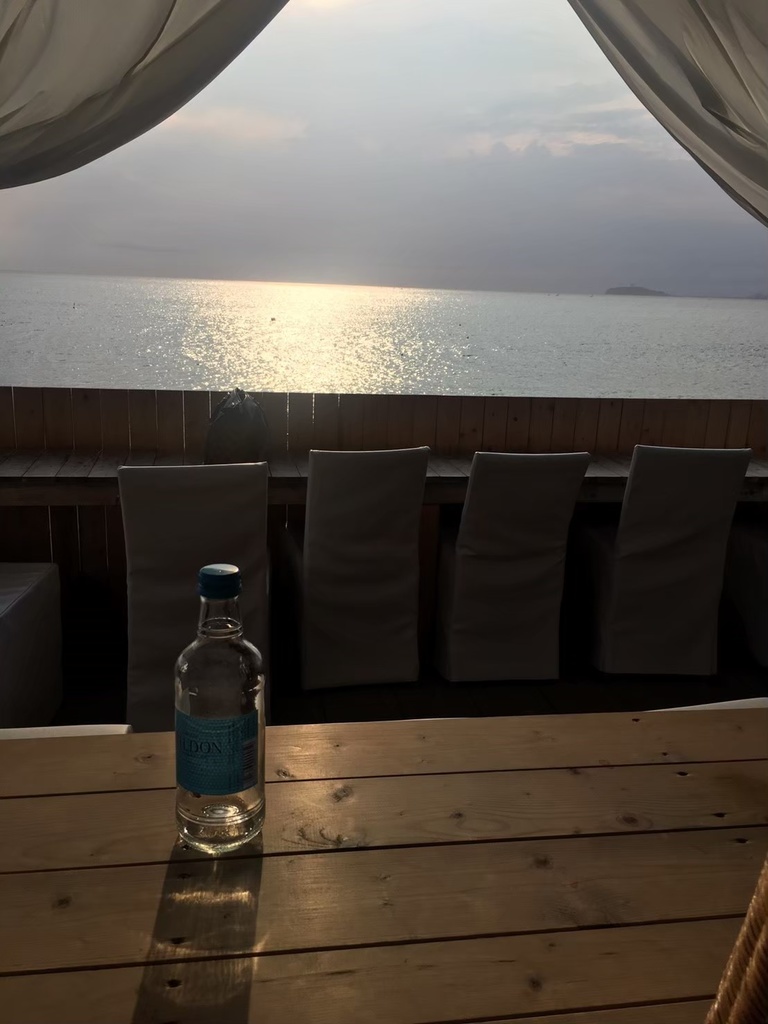 海の家でから見る海