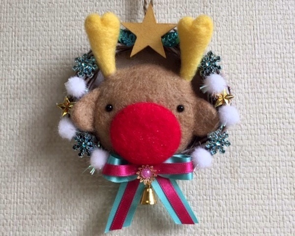 大きなお鼻のトナカイの小さなリース
