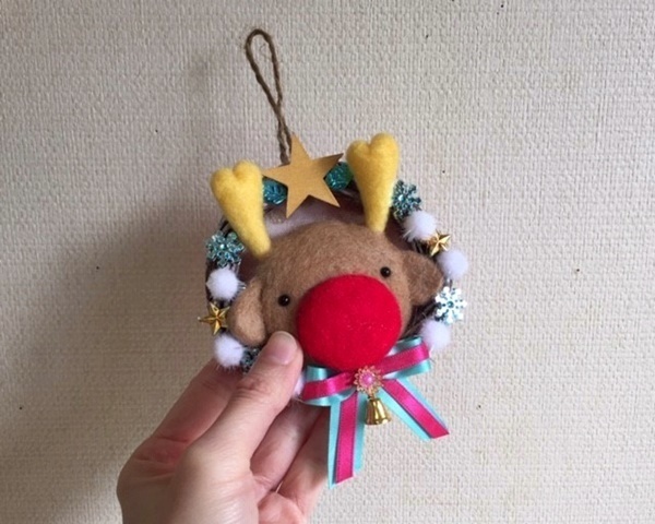 大きなお鼻のトナカイの小さなリース