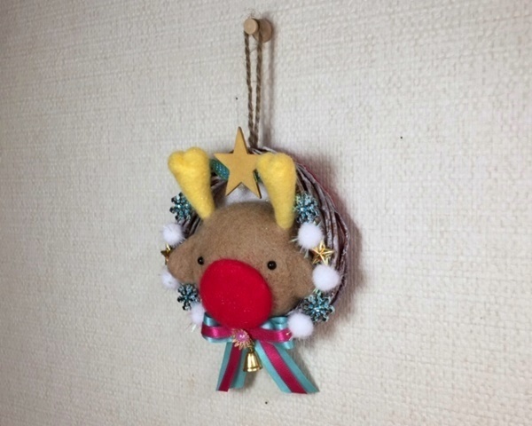大きなお鼻のトナカイの小さなリース